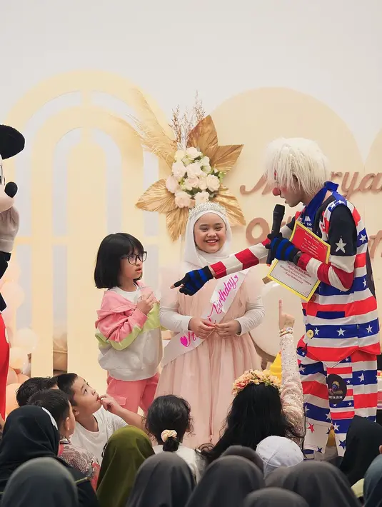 Dari beberapa potretnya, tampak Teuku Ryan juga terlihat hadir. Tapi, Ria Ricis tampak tak terlihat dalam foto. [Instagram/okisetianadewi]