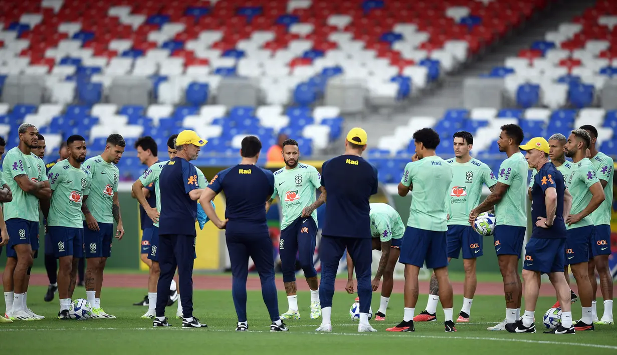 Para pemain Brasil mengambil bagian dalam sesi latihan menjelang Kualifikasi Piala Dunia 2026, di stadion Mangueirao di Belem, Rabu (6/9/2023). (Photo by CARL DE SOUZA / AFP)