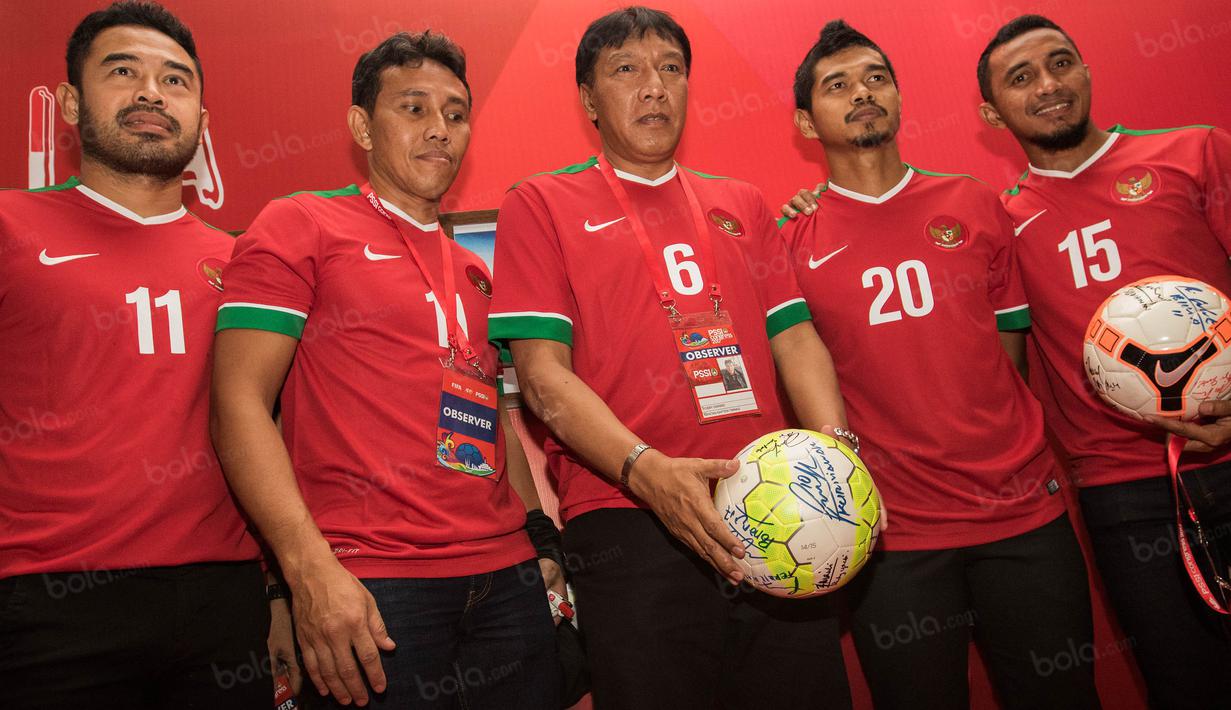 Barisan para Kapten Timnas Indonesia dari kiri, Ponaryo Astaman, Bima Sakti, Robby Darwis, Bambang Pamungkas, Firman Utina saat berfoto sebelum mengikuti Kongres Tahunan PSSI 2017 di Bandung, (8/1/2017). (Bola.com/Vitalis Yogi Trisna)