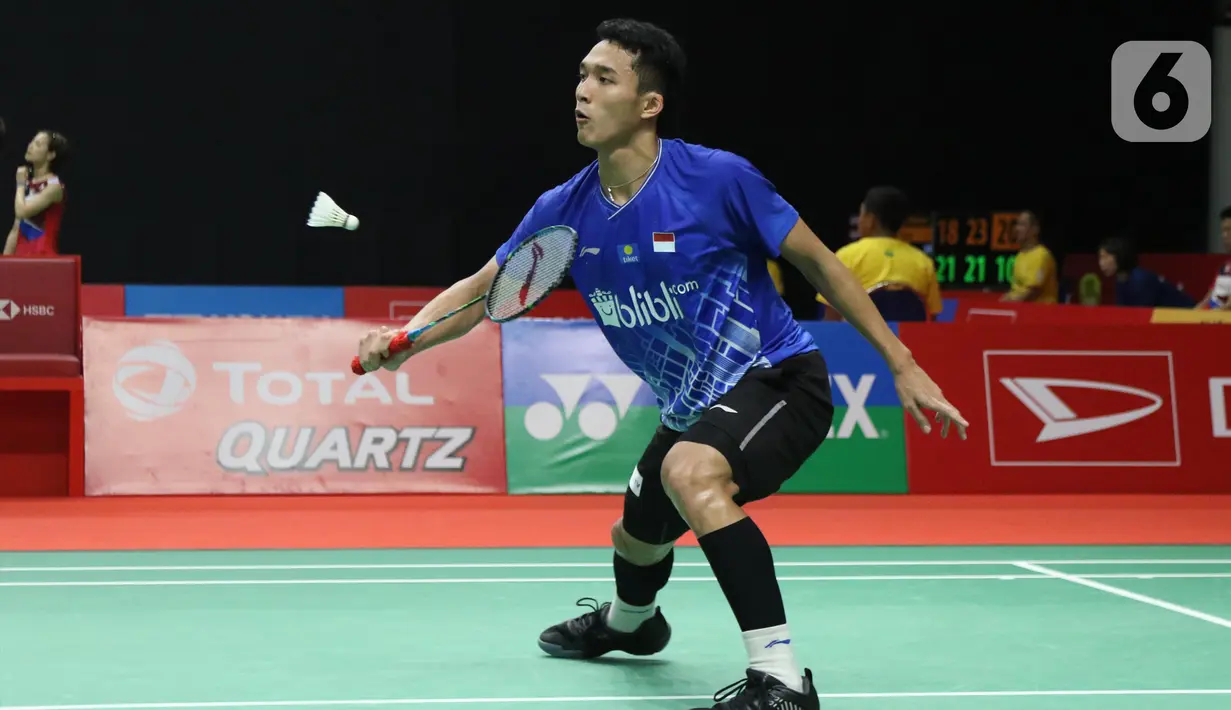Pebulutangkis Indonesia, Jonatan Christie mengembalikan kok ke arah Wang Tzu Wei (China Taipei) pada babak kedua tunggal putra Indonesia Masters 2020 di Istora GBK, Jakarta, Kamis (16/1/2020). Jonatan unggul 21-15 21-15 dan melangkah ke babak perempat final. (Liputan6.com/Helmi Fithriansyah)