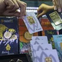 Petugas menunjukkan emas batangan di Galeri 24 Pegadaian, Jakarta, Senin (20/12/2024). (Liputan6.com/Angga Yuniar)