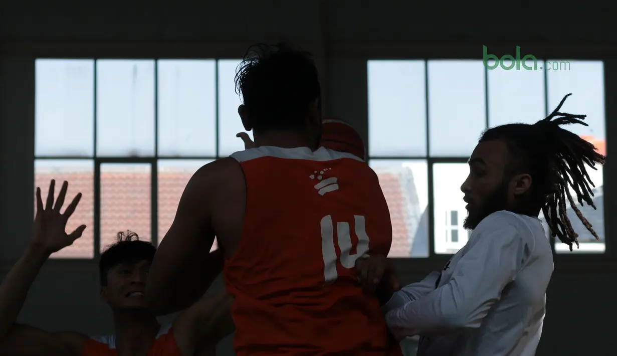 Duel para pemain Pelita Jaya saat berlatih di Istana Kana, Jakarta, (13/04/2018). Pelita Jaya akan melawan Satria Muda pada laga final IBL 19, 21, dan 22 april 2018. (Bola.com/Nick Hanoatubun)