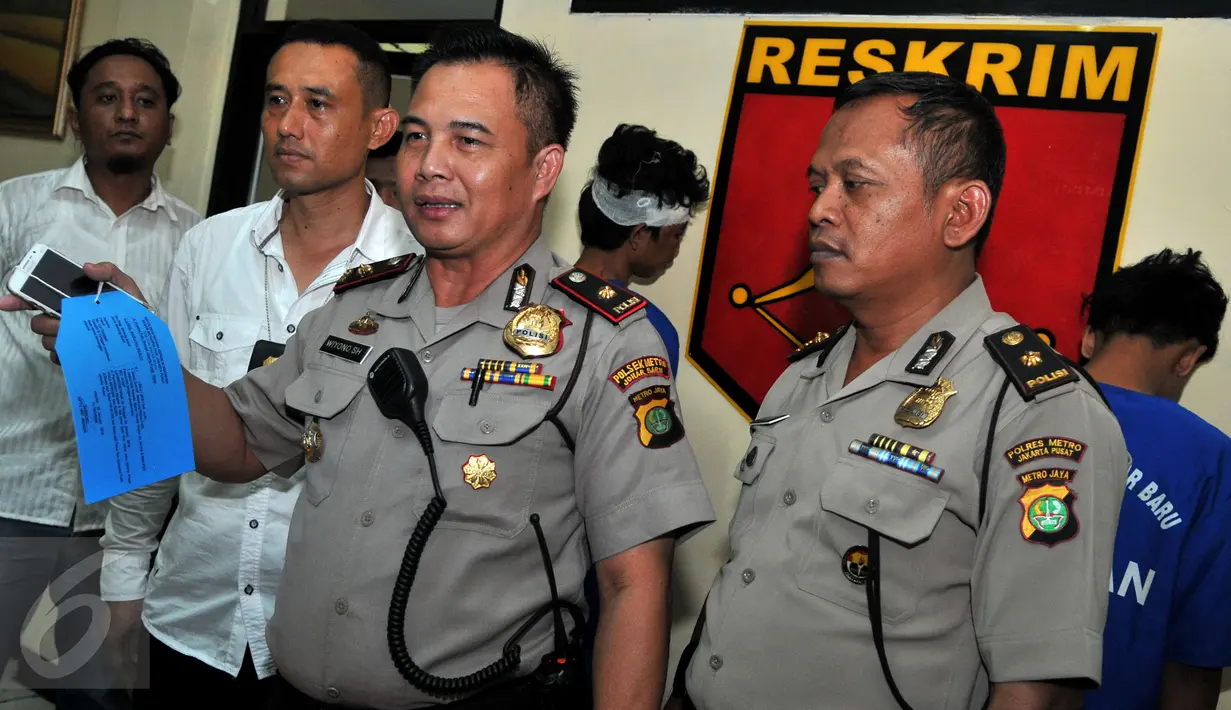 Kapolsek Johar Baru, Kompol Wiyono (tengah) memberikan keterangan pers terkait penangkapan jambret di Johar Baru, Jakarta, Senin (25/1/2016). Dua pelaku diamankan dengan barang bukti sebuah ponsel dan 1 unit sepeda motor. (Liputan6.com/Yoppy Renato)