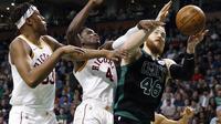 Duo Indiana Pacers Victor Oladipo (tengah) dan Myles Turner (kiri) mengepung penggawa Boston Celtics Aron Baynes pada laga NBA 2017-2018 di TD Garden, Minggu (11/3/2018) atau Senin (12/3/2018) WIB. (AP Photo/Michael Dwyer)