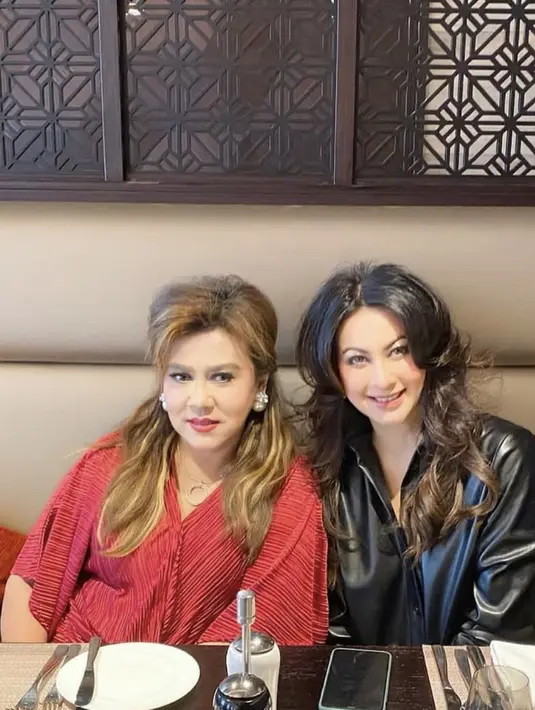 Di saat ingin tampil lebih sempurna, baksen blow out menghadirkan kesempurnaan pada gaya. [Foto: Instagram/ Diana Pungky]