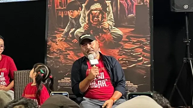 Azhar Kinoi Lubis, memegang mic dalam konferensi pers trailer & poster film Dewi Siluman Ular yang diselenggarakan di kawasan Jakarta pada (1/10/2026). (Liputan6.com/Afradhiya N. R)