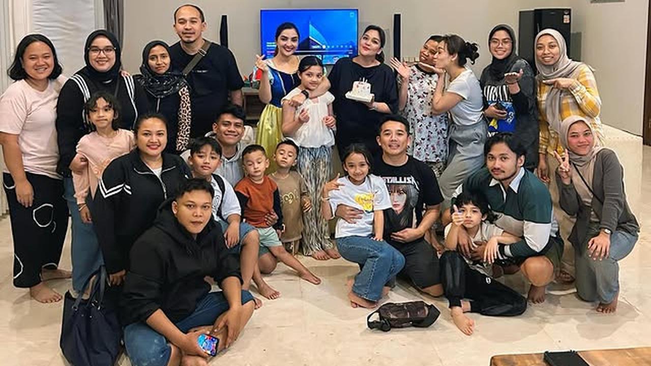 7 Potret Ashanty Rayakan Ultah Kakak Perempuannya, Penuh Kehangatan Bersama Keluarga - Unggah Foto Lawas