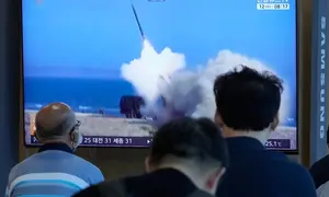 Layar televisi menampilkan rekaman peluncuran rudal Korea Utara dalam siaran berita di Stasiun Seoul, Korea Selatan, Rabu (12/8/2026). (Dok. AP Photo/Ahn Young-joon)