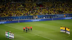 Para pemain melakukan upacara sebelum pertandingan Brasil kontra Argentina dalam Kualifikasi Piala Dunia 2018, di stadion Mineirao, Belo Horizonte, Brasil (10/11). (Reuters/Ricardo Moraes)