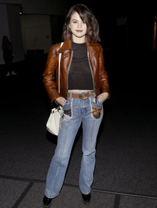 Bersama dengan teman wanitanya, ia tertangkap kamera sedang berjalan menuju toko roti Magnolia. Namun ada yang mengejutkan dari tampilan Selena saat itu, dan tak seperti biasanya. (AFP/Lars Niki)