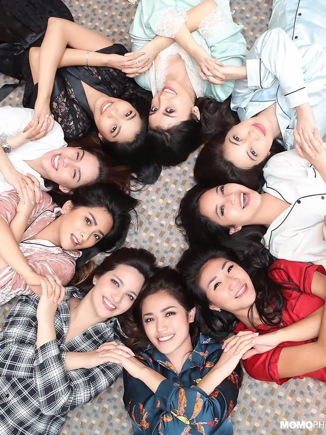 [Bintang] Intip 6 Gaya Fashionable Squad Nia Ramadhani yang Bikin Iri