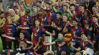 Para pemain Barcelona merayakan gelar juara Copa Del Rey setelah mengalahkan Real Madrid dalam partai final yang berlangsung di La Cartuja stadium, Sevilla, Spanyol. (AP Photo/Joan Monfort)