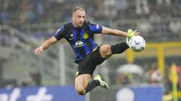 Pemain Inter Milan, Carlos Augusto, mengontrol bola saat melawan AC Milan pada laga Liga Italia di Stadion di Giuseppe Meazza, Milan, Sabtu, (16/9/2023). (AP Photo/Luca Bruno)