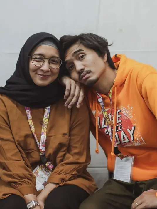 <p>Duta vokalis Sheila On 7 bersimpuh dan menangis di kaki istri ketika bisa bernyanyi lagi. Sebelumnya, Duta divonis sakit TBC yang kemudian berdampak pada suaranya. Sebagai vokalis, hal itu membuatnya terpuruk.[Instagram/pakduta]</p>