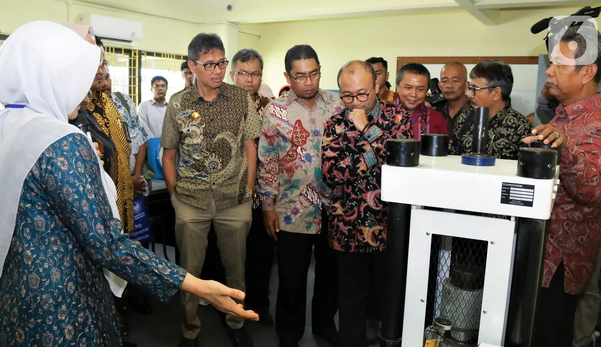 Direktur Engineering & Project Semen Indonesia Tri Abdisatrijo dan Gubernur Sumbar Irwan Prayitno saat meninjau Laboratorium Material dan Struktur, Universitas Bung Hatta (UBH) Padang, Kamis (23/1/2020). Semen Indonesia memberi dana revitalisasi Laboratorium senilai Rp1 miliar. (Liputan6.com/HO/Eko)