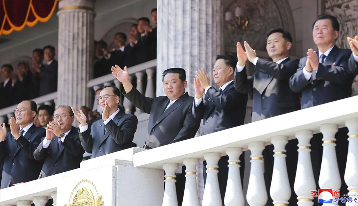 Pemimpin Korea Utara Kim Jong-un (tengah) melambaikan tangan dari balkon saat dia menghadiri parade untuk merayakan ulang tahun ke-110 mendiang pendiri Korea Utara Kim Il-sung di Kim Il-sung Square, Pyongyang, Korea Utara, 15 April 2022. (Korean Central News Agency/Korea News Service via AP)