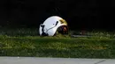 Sebuah helm tergeletak di tanah dekat lokasi helikopter medis yang jatuh di dekat Gereja Drexel Hill United Methodist Church di Drexel Hill, Philadelphia, Pennsylvania, AS (11/1/2022). Helikopter medis yang akan menuju keluar negara AS terjatuh di dekat gereja. (AP Photo/Matt Rourke)