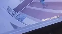 Rekaman CCTV memperlihatkan pemuda mencoba membakar masjid di kawasan Sunter, Tanjung Priok, Jakarta Utara. (instagram @jakut_update).