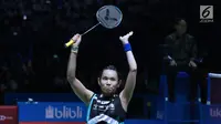 Tunggal putri Taiwan, Tai Tzu Ying mengangkat tangan usai menumbangkan pebulu tangkis China, Chen Yufei saat Final Indonesia Open 2018 di Istora GBK, Jakarta, Minggu (8/7). Tai Tzu Ying menang 21-23 21-15 21-9. (Liputan6.com/Helmi Fithriansyah)