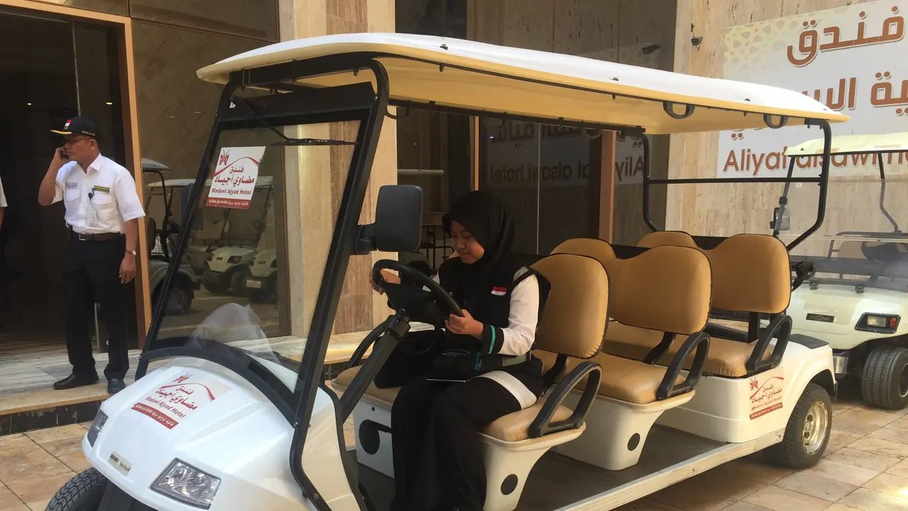 Layanan mobil golf untuk jemaah haji lanjut usia atau lansia.