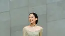 Jadi bridesmaid, Maudy Ayunda tampil ayu dengan kebaya sabrina hijau sage. Dipadukan dengan rok batik cokelat dan clutch silver yang mencolok. [@maudyayunda]
