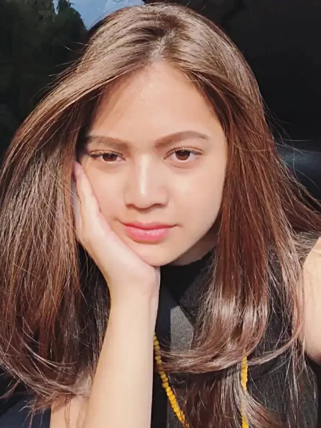 Tampil Imut, Ini Potret Maudy Effrosina Pose Pegang Pipi yang Menawan