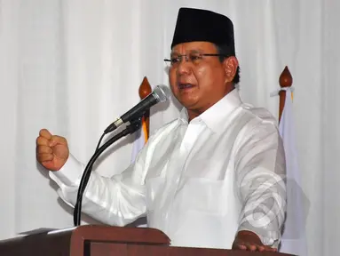 Ketum Partai Gerindra Prabowo Subianto saat menyampaikan pidato politiknya di acara pelantikan pengurus pusat Partai Gerindra di kantor DPP Partai Gerindra, Jakarta, Rabu (8/4/2015). (Liputan6.com/Yoppy Renato)