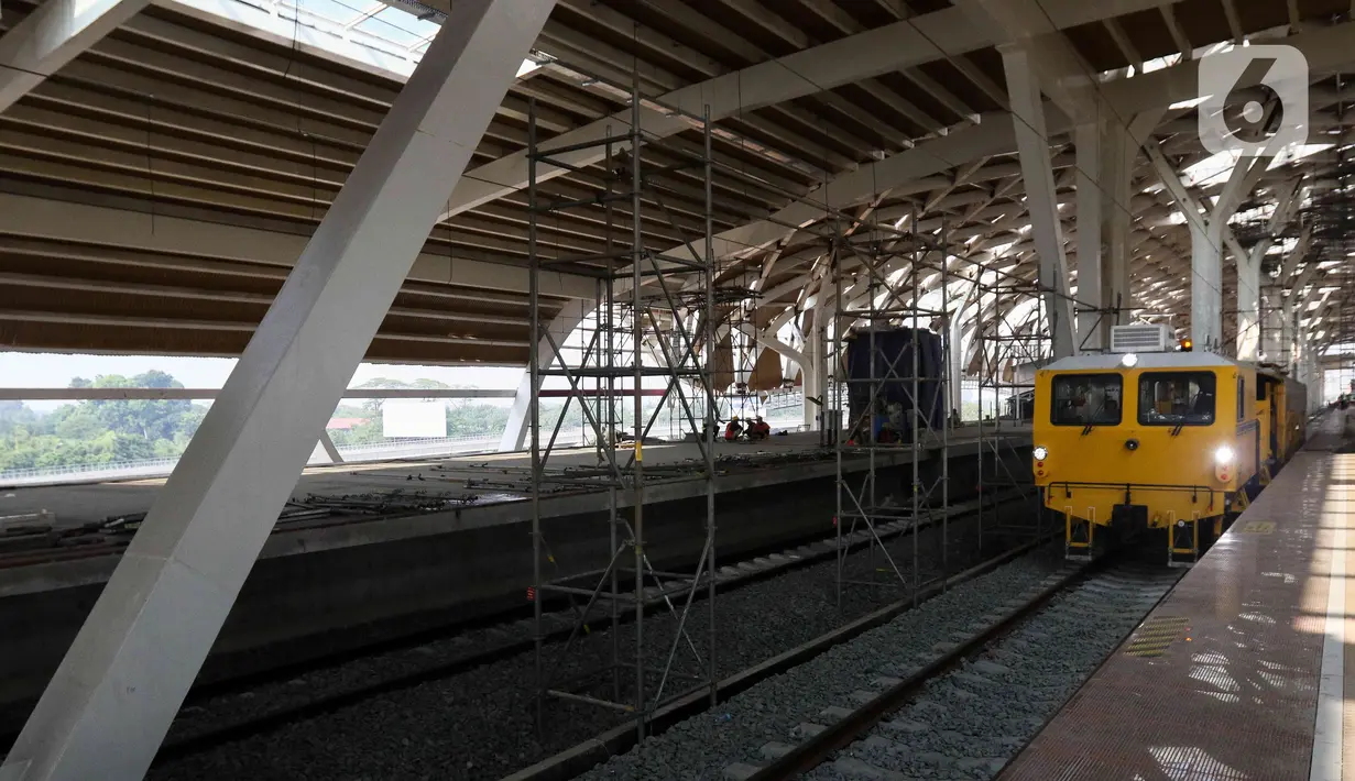 Untuk Stasiun Halim sendiri ada ratusan jumlah pekerja proyek yang turut serta melancarkan proses pembangunan. (Liputan6.com/Herman Zakharia)