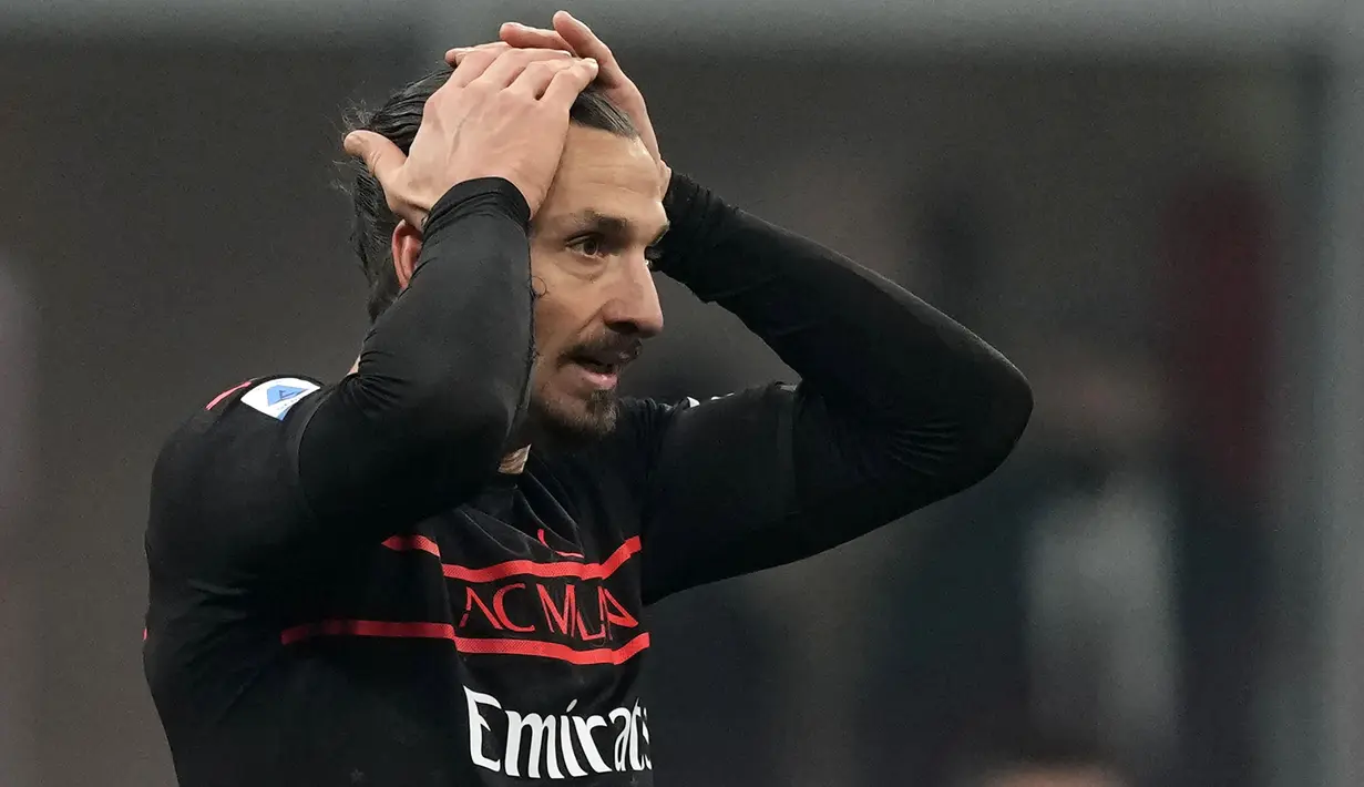 AC Milan mendapatkan peluang emas untuk menyamakan kedududkan pada menit ke-18. Ballo-Toure melepaskan umpan silang ke dalam kotak penalti dan berhasil ditanduk Ibrahimovic. Sayangnya, bola masih melenceng tipis dari sasaran. (AP/Antonio Calanni)