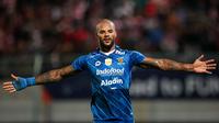 Selebrasi striker Persib Bandung, David Da Silva setelah mencetak gol pertama timnya ke gawang Madura United pada laga leg kedua final Championship Series BRI Liga 1 2023/2024 di Stadion Gelora Bangkalan, Madura, Jumat (31/5/2024). (Bola.com/Bagaskara Lazuardi)