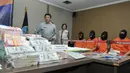 Sejumlah tersangka dihadirkan saat pengungkapan tindak pidana pencucian uang (TPPU) hasil kejahatan narkotika senilai Rp2,7 triliun di Gedung BNN, Cawang, Jakarta, Selasa (25/10). Pengungkapan disertai penangkapan tujuh pelaku. (Liputan6.com/Yoppy Renato)