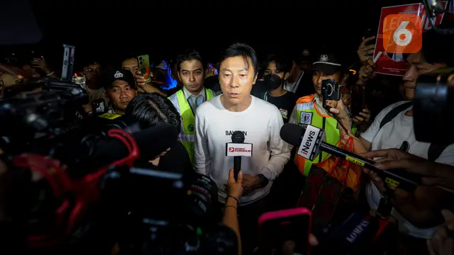 Foto: Pulang ke Korea Selatan, Shin Tae-yong Dilepas dengan Meriah oleh Masyarakat dan Suporter Indonesia