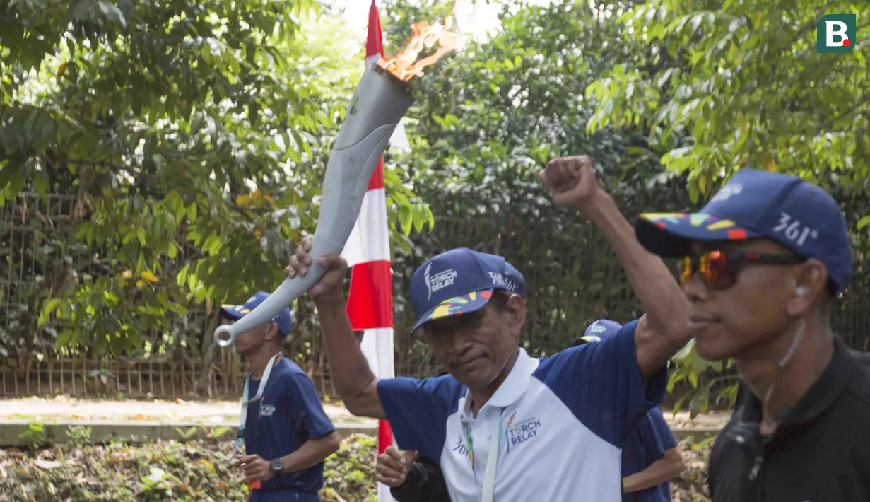 Legenda balap sepeda Indonesia, Sutiyono, saat pawai obor Asian Games 2018 di Bogor, Jawa Barat, Selasa (14/8/2018). Api obor yang datang dari Cianjur itu langsung diarak mengelilingi jalanan protokol Kota Bogor. (Bola.com/Reza Bachtiar)