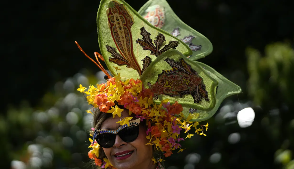 Bagi kalangan wanita, gelaran ini merupakan saatnya tampil menawan dengan ciri khas penggunaan hiasan rambut seperti head piece, topi, dan lain sebagainya.(AP Photo/Alastair Grant)