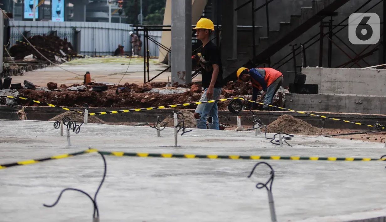 Pekerja menyelesaikan proyek revitalisasi Taman Christina Martha Tiahahu  di kawasan Blok M, Jakarta, Kamis (7/7/2022). Taman Martha Tiahahu yang sedang direvitalisasi ini mengusung konsep ruang publik yang mendukung gerakan literasi. (Liputan6.com/Johan Tallo)
