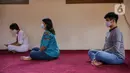 Umat Buddha mengikuti peringatan Hari Trisuci Waisak 2565 Tahun Buddhis di Vihara Jakarta Dhammacakka Jaya, Rabu (26/5/2021). Pelaksanaan upacara Trisuci Waisak 2565/2021 dirayakan oleh umat Buddha secara terbatas dengan menerapkan protokol kesehatan secara ketat. (Liputan6.com/Faizal Fanani)