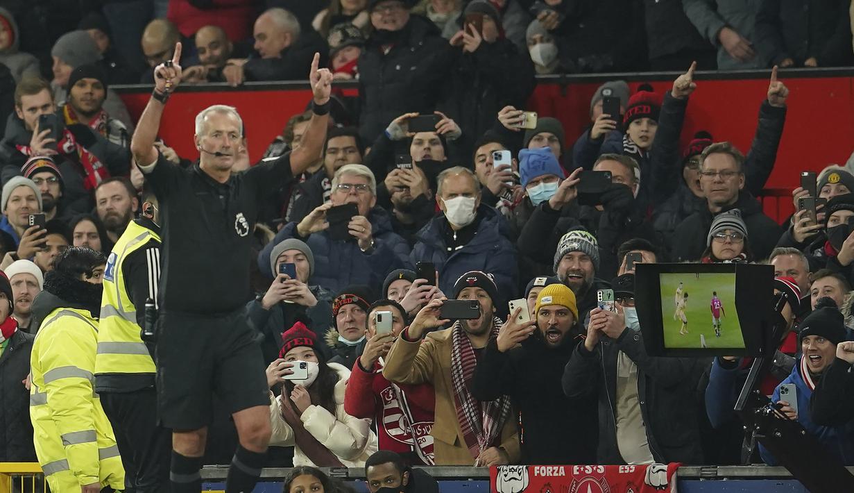 Pada menit ke-70 Manchester United memperoleh hadiah penalti usai Fred dilanggar Martin Odegaard. Keputusan penalti diberikan usai wasit Martin Atkinson memeriksa tayangan VAR. (AP/Dave Thompson)