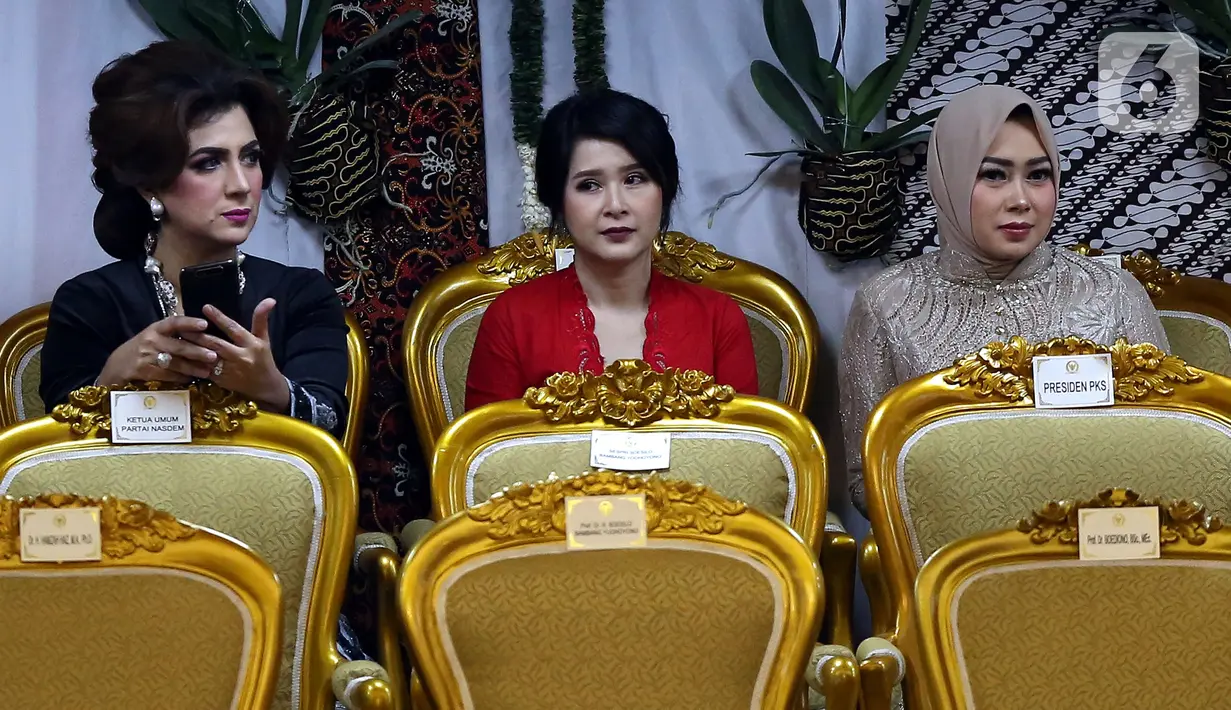 Ketua Umum Partai Solidaritas Indonesia (PSI) Grace Natalie (tengah) saat menghadiri pelantikan Presiden dan Wapres 2019 di Gedung MPR/DPR/DPD RI, Senayan, Jakarta, Minggu (20/10/2019). Jokowi-Ma'ruf Amin resmi dilantik sebagai Presiden dan Wapres RI periode 2019-2024. (Liputan6.com/Johan Tallo)