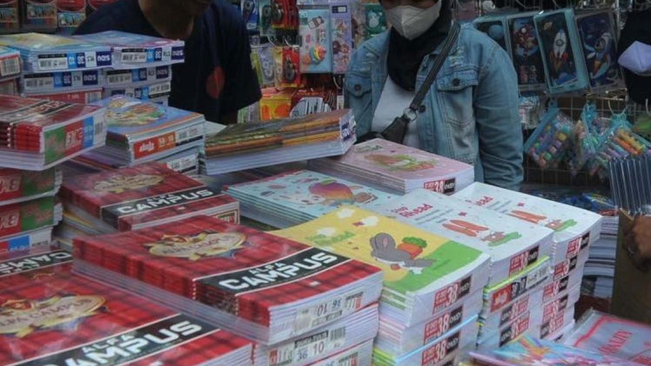 Harga buku tulis yang dijual tentunya tergantung dengan tebal lembaran kertasnya. Foto: merdeka.com / Imam Buhori