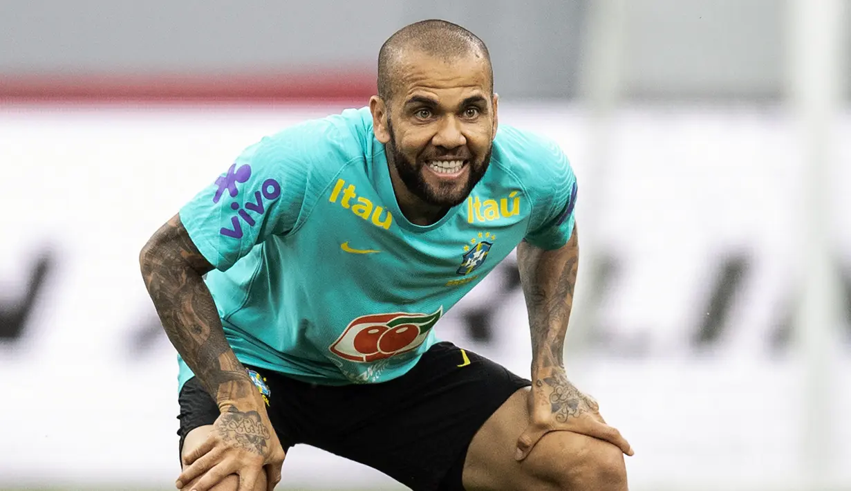 Bek timnas Brasil Dani Alves menghadiri sesi latihan di Stadion Nasional di Tokyo, Minggu (5/6/2022). Timnas Brasil akan menghadapi Jepang dalam laga persahabatan di Japan National Stadium pada hari Senin 6 Juni 2022, pukul 17.20 WIB. (Charly TRIBALLEAU / AFP)