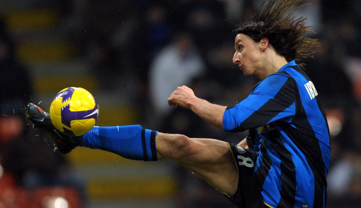 Striker AC Milan yang kini masih aktif bermain, Zlatan Ibrahimovic menjadi pemain terakhir yang mampu menyandingkan gelar top skor dan juara Liga Italia secara bersamaan 13 tahun yang lalu. Sebelum Ibra, ada 4 pemain yang melakukannya di Liga Italia. Siapa saja? (AFP/Giuseppe Cacace)