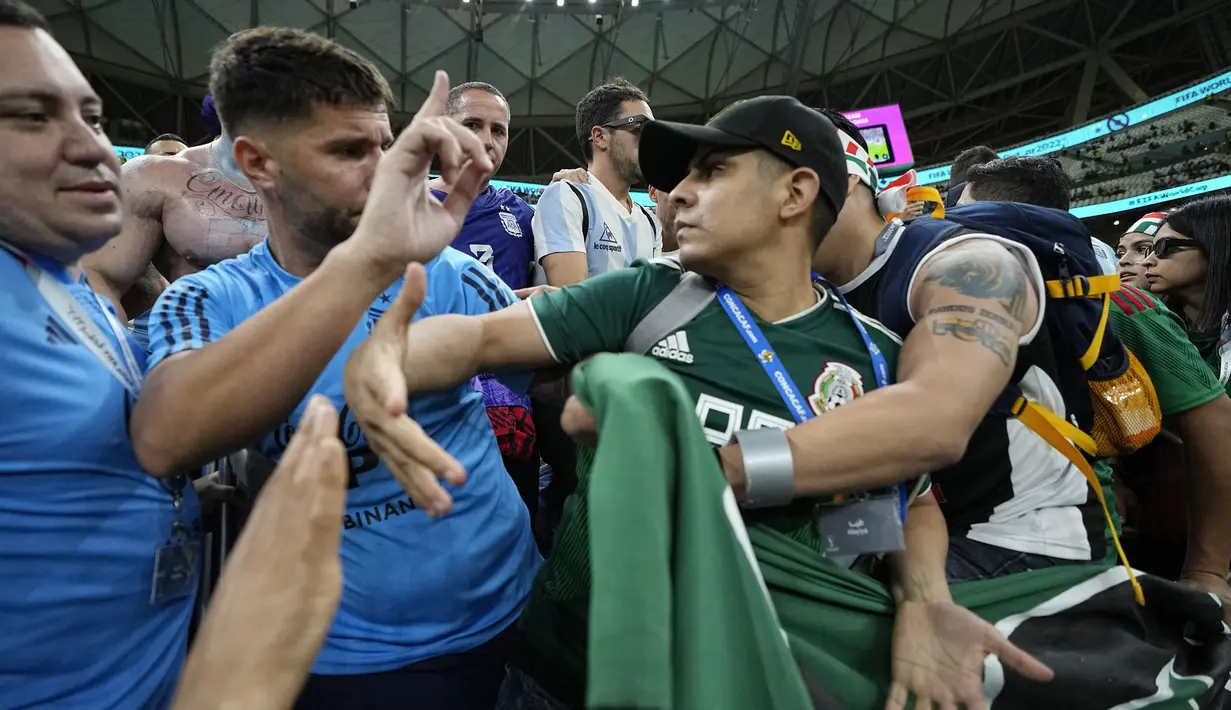 Ketegangan kedua suporter ini sudah terjadi beberapa hari yang lalu saat Messi menjadi bahan ejekan suporter Meksiko. (AP Photo/Ariel Schalit)