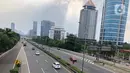 Kendaraan melintasi ruas jalan tol di Jakarta, Minggu (10/5/2020). Pendapatan perusahaan pengelola jalan tol diperkirakan anjlok 70% hingga 80% per hari akibat pembatasan sosial berskala besar (PSBB) dan larangan mudik Lebaran 2020. (Liputan6.com/Immanuel Antonius)