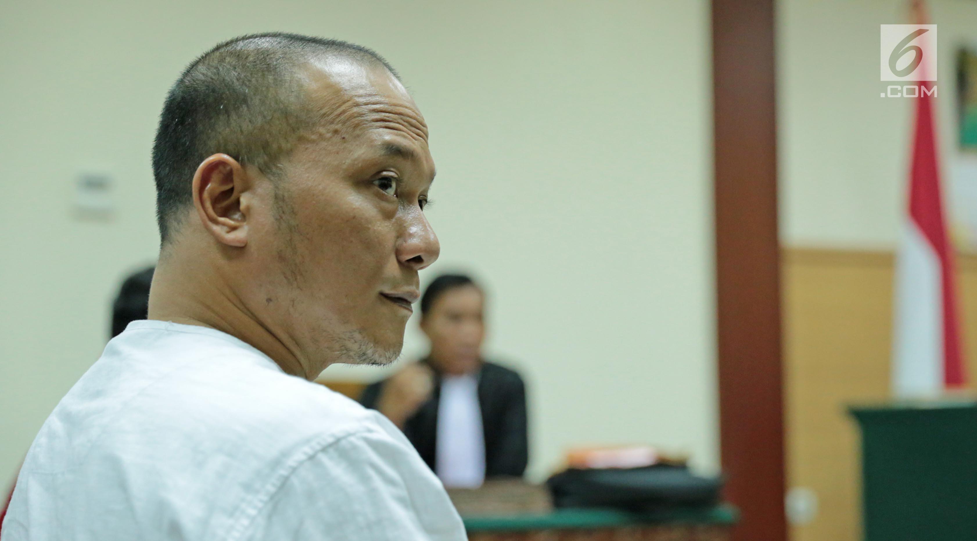 Ekspresi Iwa K saat menjalani sidang perdana di Pengadilan Negeri Tangerang, Rabu (6/9). Iwa K menjalankan sidang perdana kasus narkoba terkait kasus kepemilikan ganja dalam tiga linting rokok. (Liputan6.com/Pool)