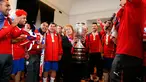 Presiden Chili, Michelle Bachelet dan pemain Chile berpose dengan trofi usai mengalahkan Argentina di final Copa America 2015 di Istana nasional, Chili (4/7/2015). Chili menang lewat adu penalti atas Argentina dengan skor 4-1. (REUTERS/Rodrigo Garrido)