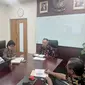 Dirjen Bina Pemdes Kemendagri  Eko Prasetyanto Purnomo Purtro menerima pemaparan Rimbawan. (Istimewa)