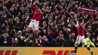 Pemain Manchester United Cristiano Ronaldo (kiri) berselebrasi setelah mencetak gol pertamanya ke gawang Tottenham Hotspur pada pertandingan Liga Inggris di Old Trafford, Minggu (13/3/2022) dini hari WIB. (Martin Rickett/PA via AP)