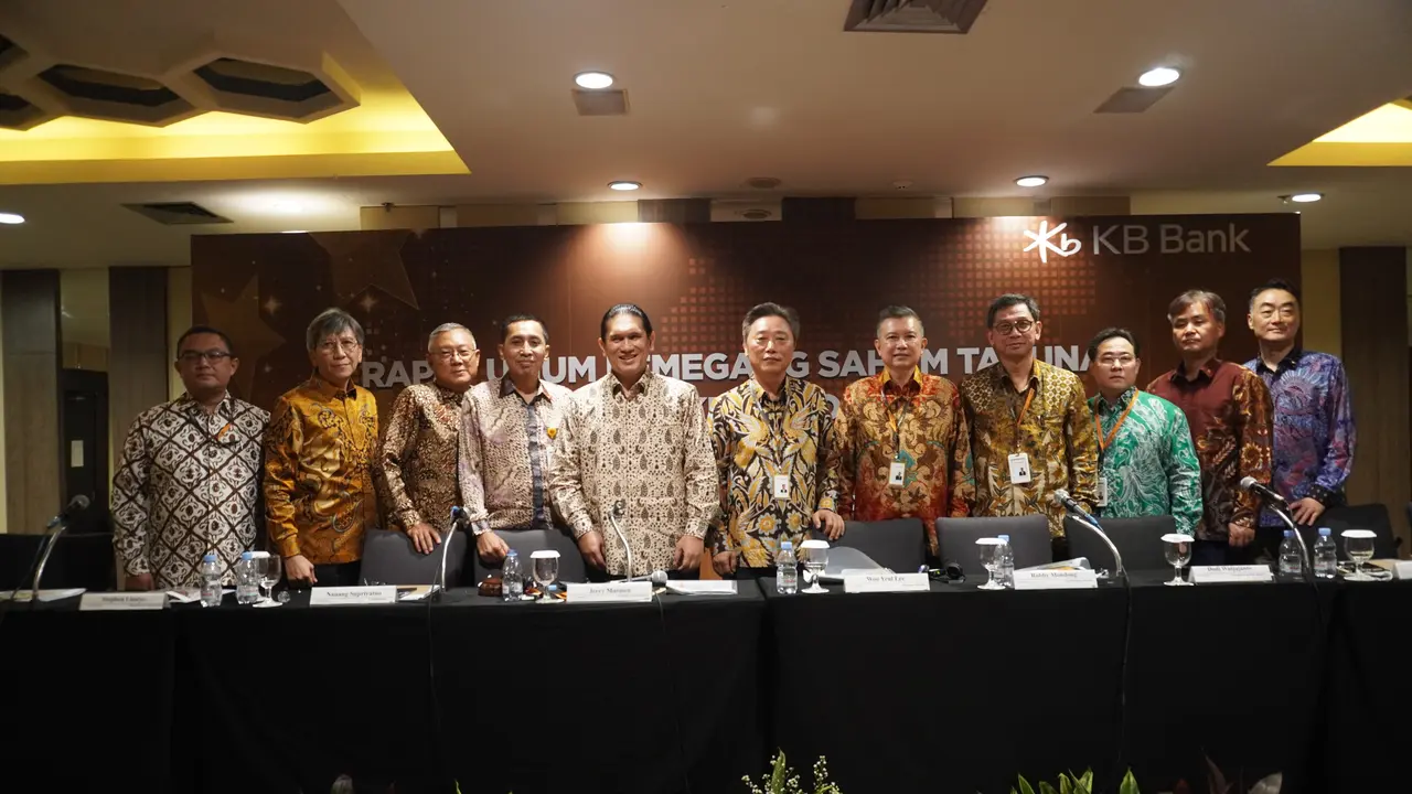 Berikut susunan anggota Dewan Komisaris dan Direksi KB Bank