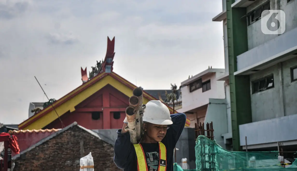 Aktivitas pekerja saat proyek revitalisasi Vihara Dharma Bhakti, Glodok, Taman Sari, Jakarta Barat, Kamis (27/1/2022). Proyek revitalisasi ini diharapkan dapat meningkatkan kenyamanan prosesi ibadah dan minat wisatawan dengan tetap melestarikan cagar budaya. (merdeka.com/Iqbal S. Nugroho)