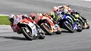 Pebalap Italia, Andrea Dovizioso saat memimpin didepan pebalap lainya pada balapan MotoGP Austria di Red Bull Ring, Spielberg, Austria (13/8/2017). Dovizioso menjadi juara pada lap terakhir. (AP/Kerstin Joensson)